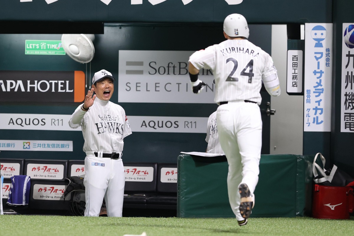 本塁打を放った栗原陵矢を笑顔で迎える小久保裕紀監督【写真：栗木一考】