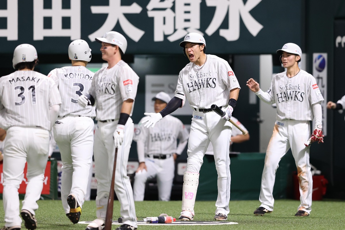 本塁打を放った近藤健介を迎える庄子【写真：栗木一考】