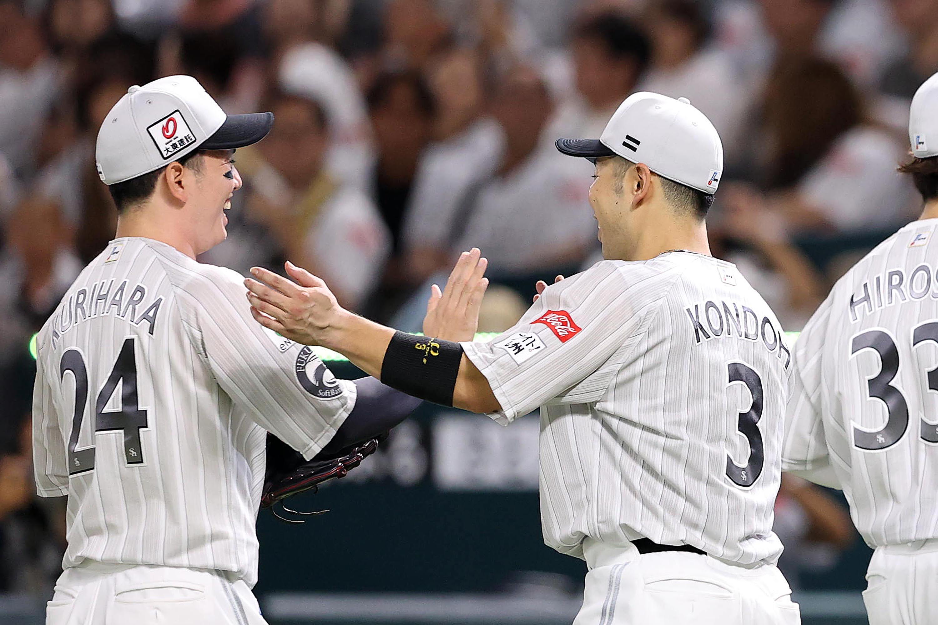 栗原陵矢と近藤健介【写真：栗木一考】