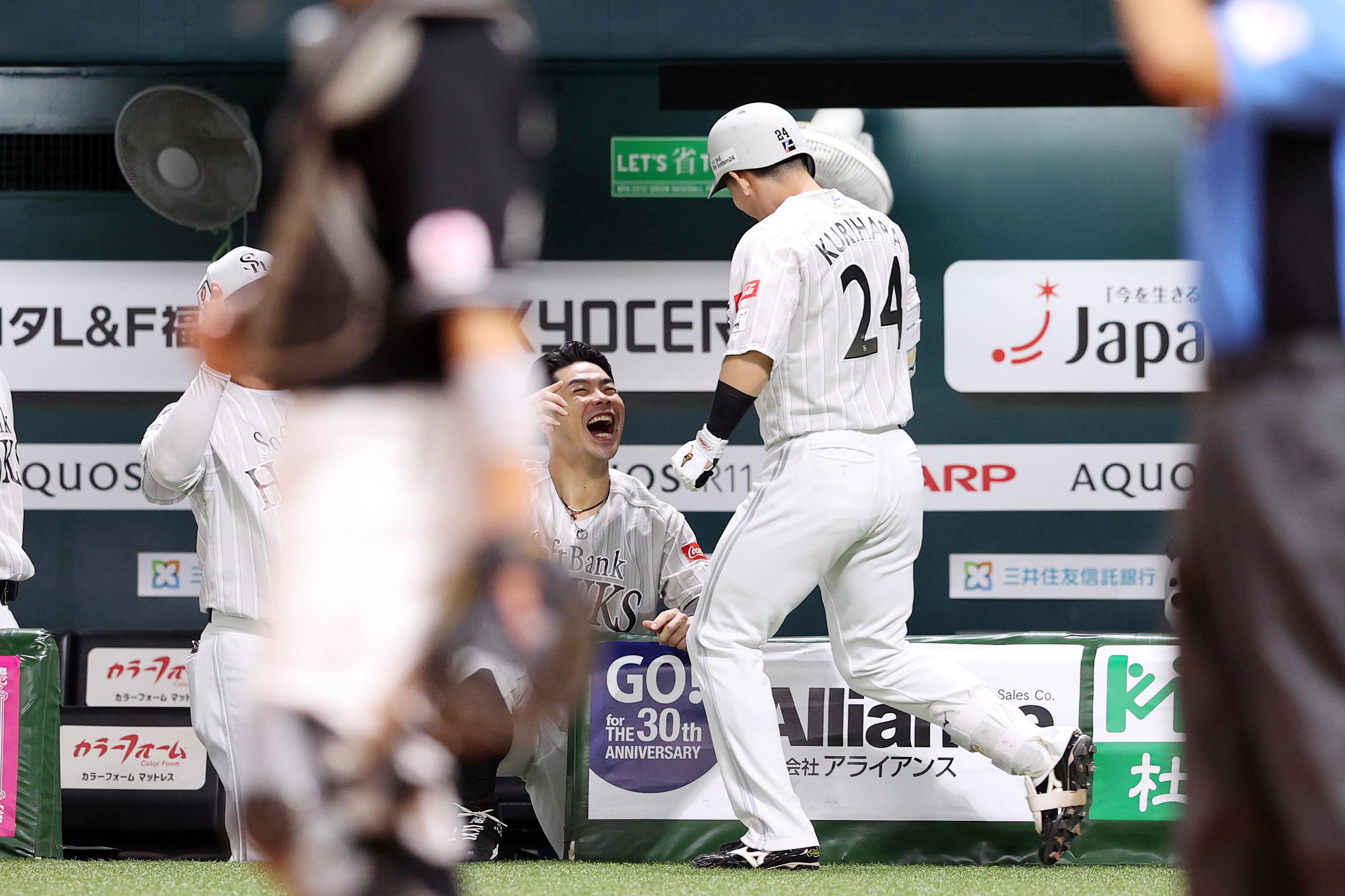 栗原陵矢と近藤健介【写真：栗木一考】
