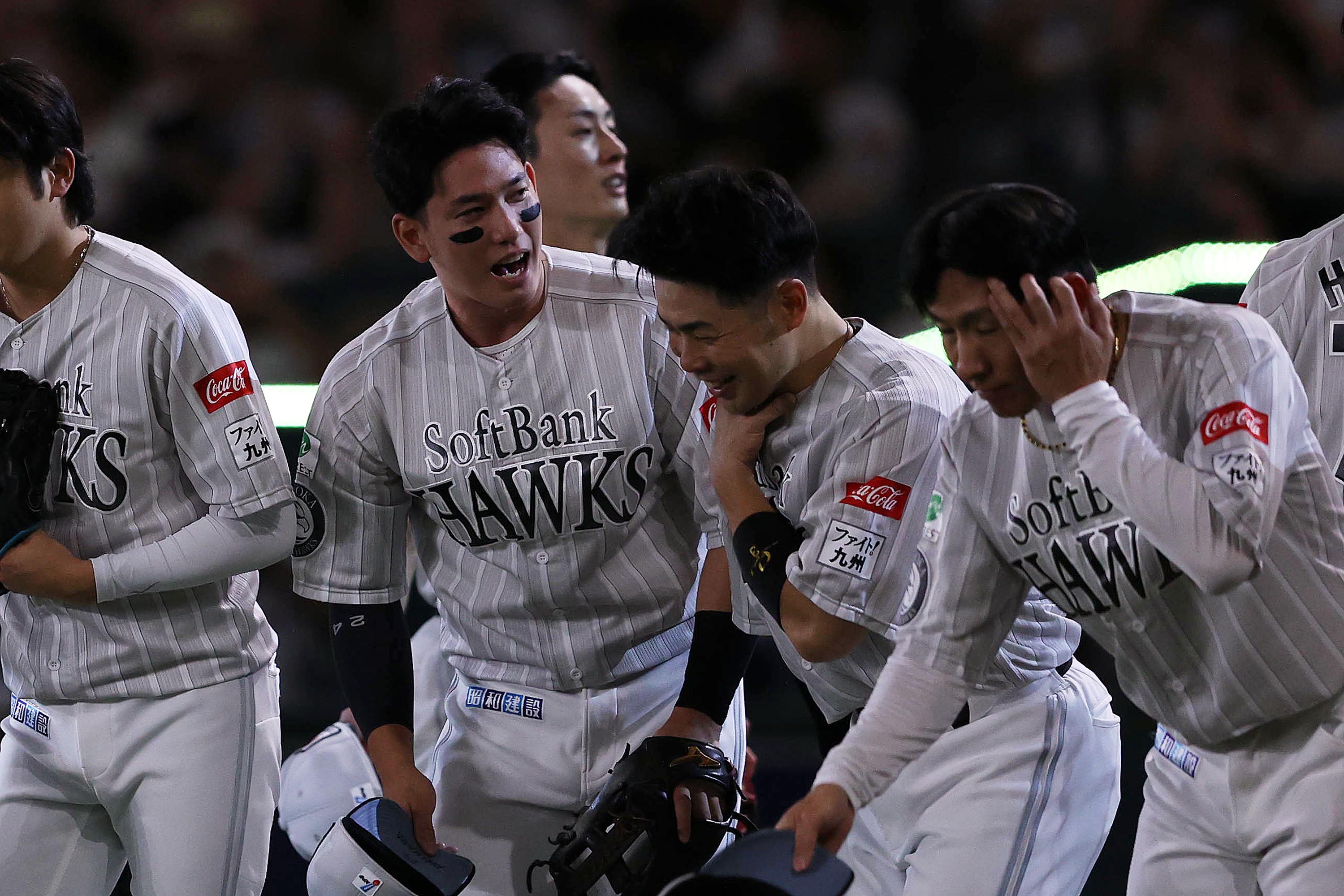 試合後にやりとりする栗原陵矢と近藤健介【写真：栗木一考】