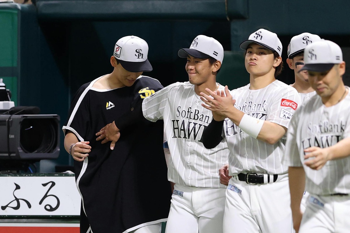 今宮健太からねぎらわれる前田悠伍（左）【写真：栗木一考】