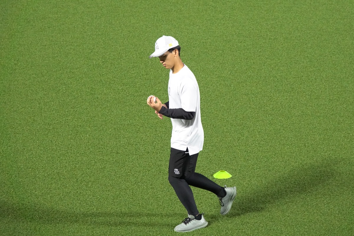 チェンジアップの握りを探りながらランニングする前田悠伍【写真：竹村岳】