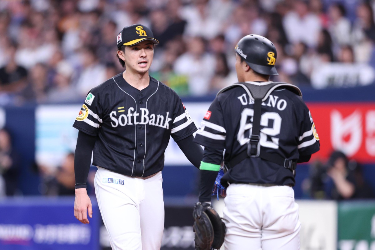 4回に2つ目のアウトを奪った上沢直之と海野隆司のバッテリー【写真：栗木一考】