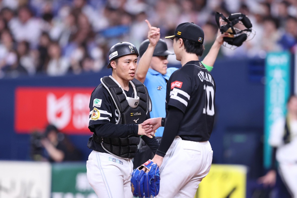 ハイタッチを交わす海野隆司と上沢直之【写真：栗木一考】