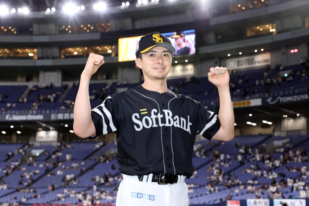 ヒーローインタビューに登場した上沢直之【写真：栗木一考】
