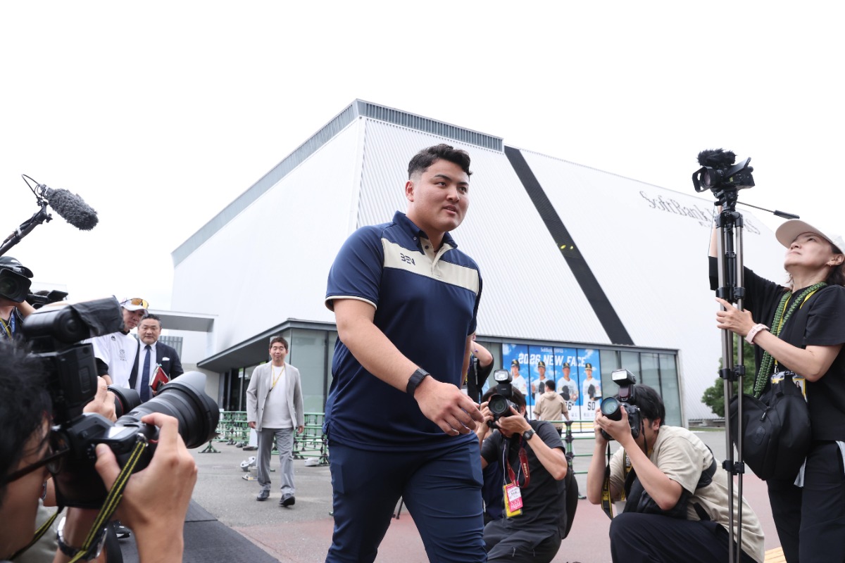 タマスタ筑後を訪れた佐々木麟太郎【写真：栗木一考】