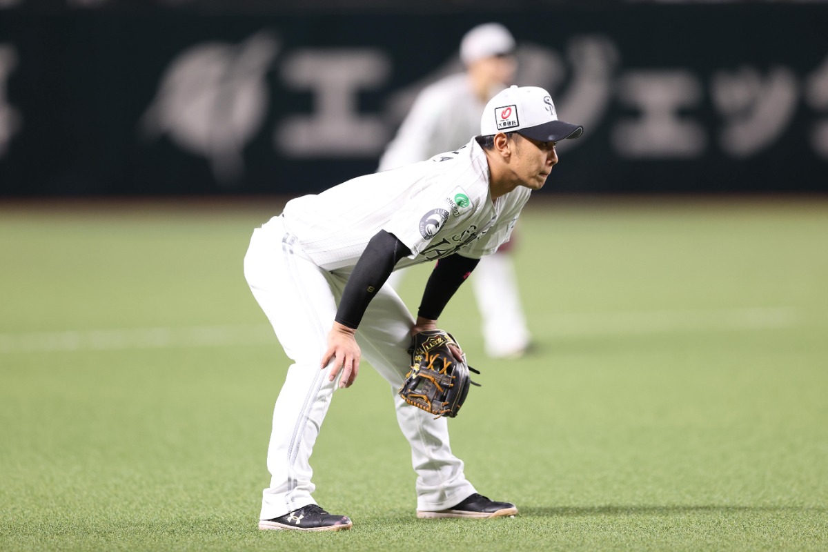 プロ初の三塁守備に臨んだ今宮健太【写真：栗木一考】