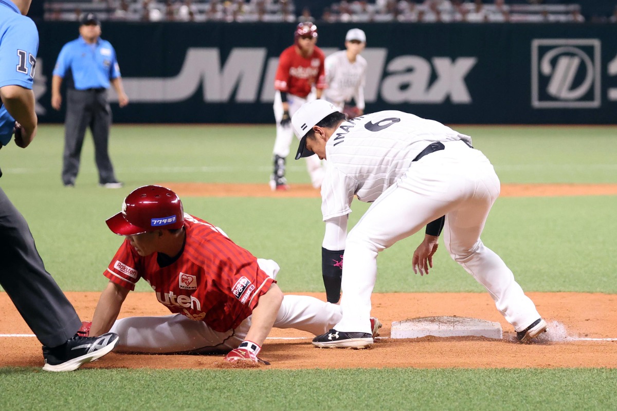 最後のアウトを奪った今宮健太【写真：栗木一考】