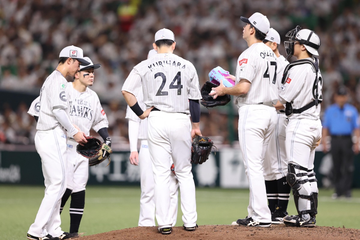 マウンドで言葉を交わす大関友久と海野隆司【写真：栗木一考】