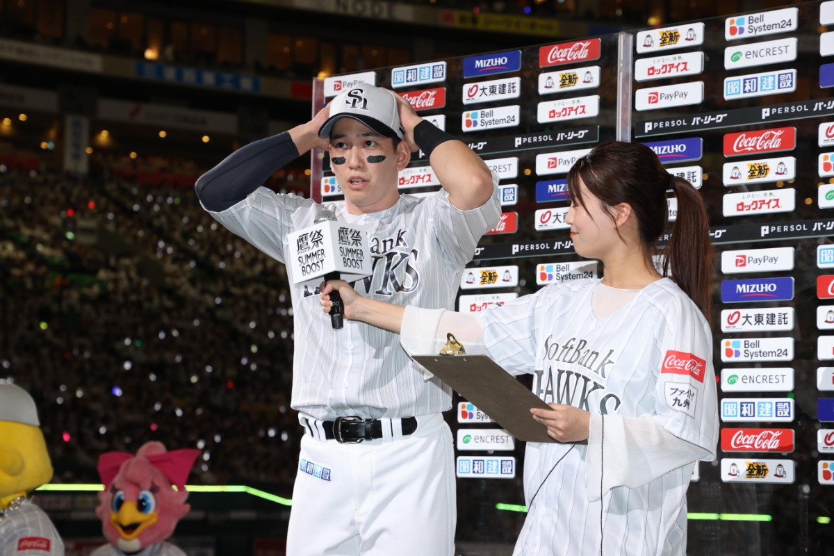 ヒーローインタビューに応える栗原陵矢（左）【写真：栗木一考】