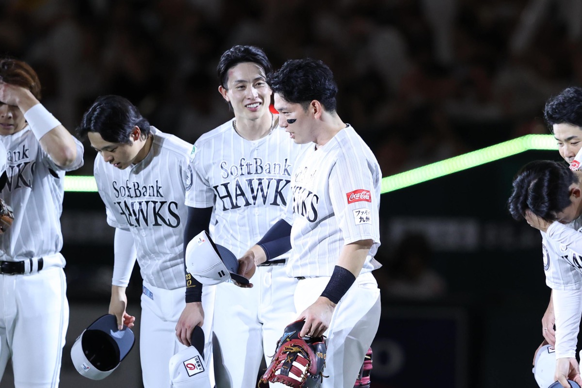 12日に勝利し、栗原陵矢と整列する周東佑京【写真：栗木一考】