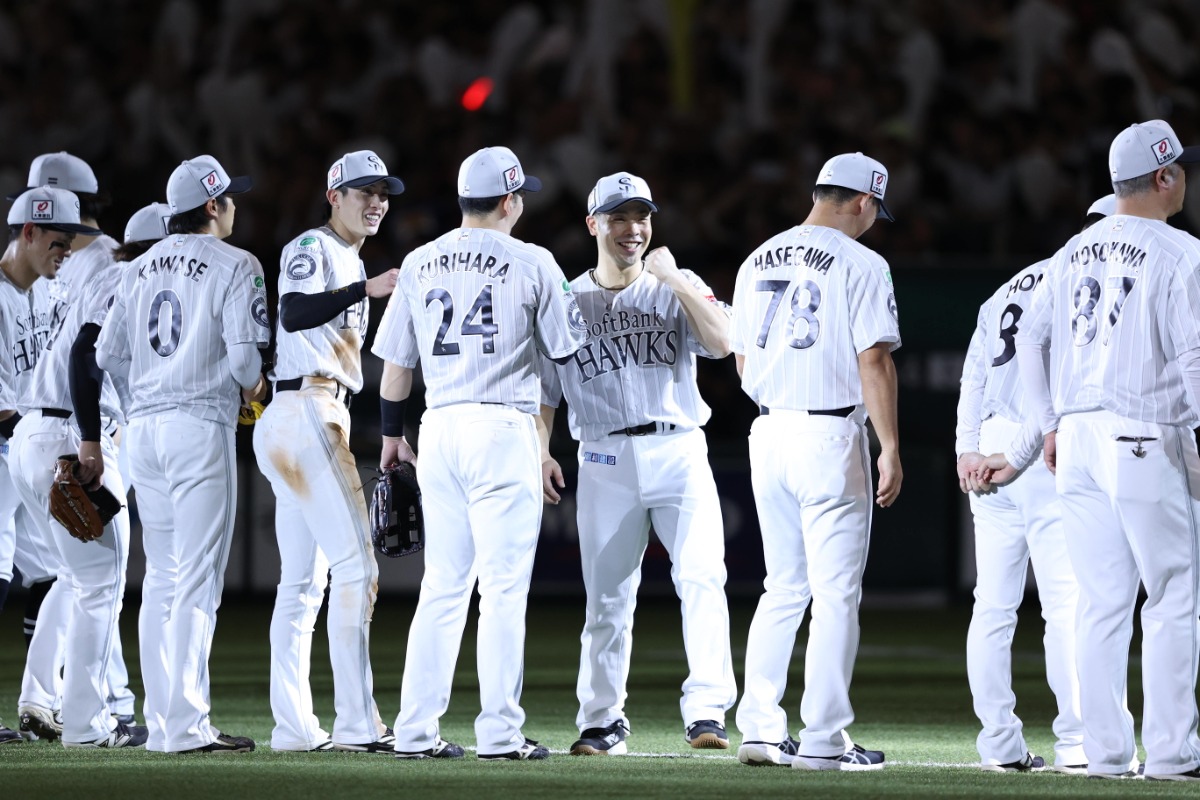 12日、勝利した試合後の整列【写真：栗木一考】