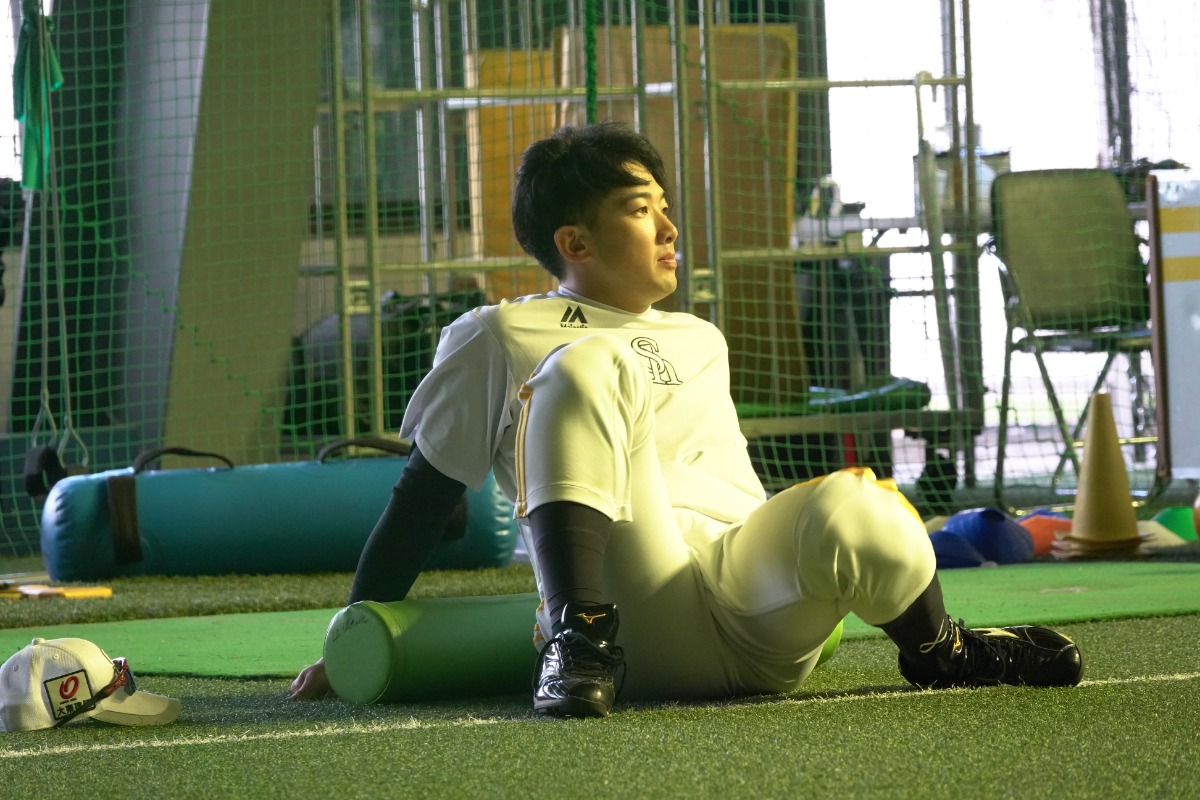 集合の15分前からストレッチする山本祐大【写真：竹村岳】