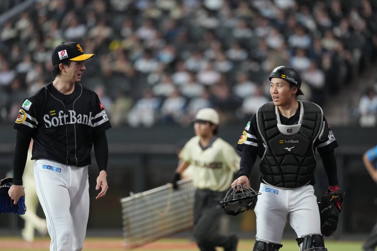 5回を終えて会話する上沢直之(左)と海野隆司【写真:井上学】