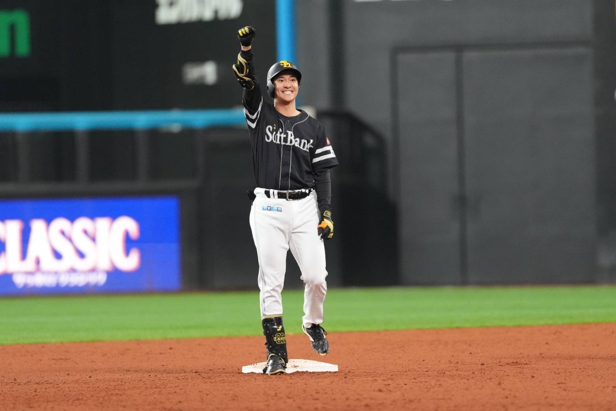 決勝打を放ち、笑顔でガッツポーズを見せる柳町達【写真:井上学】