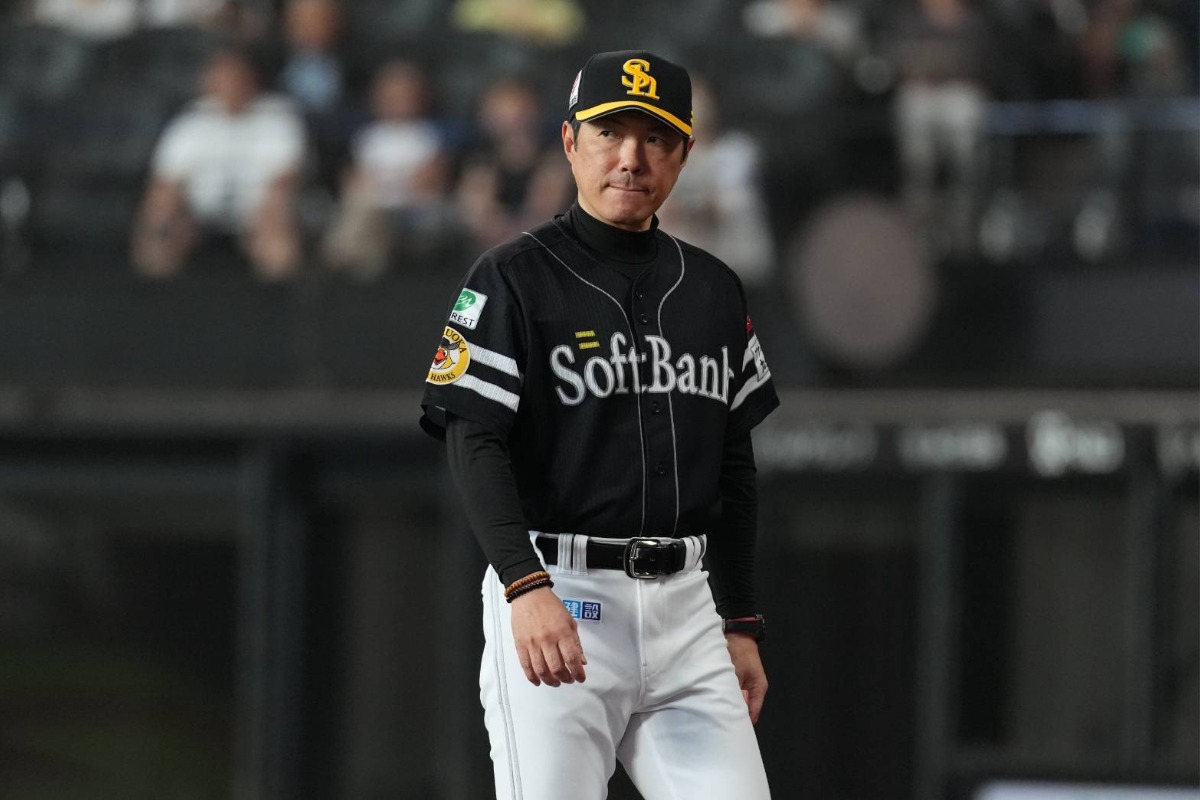 選手交代を告げる小久保裕紀監督【写真：井上学】