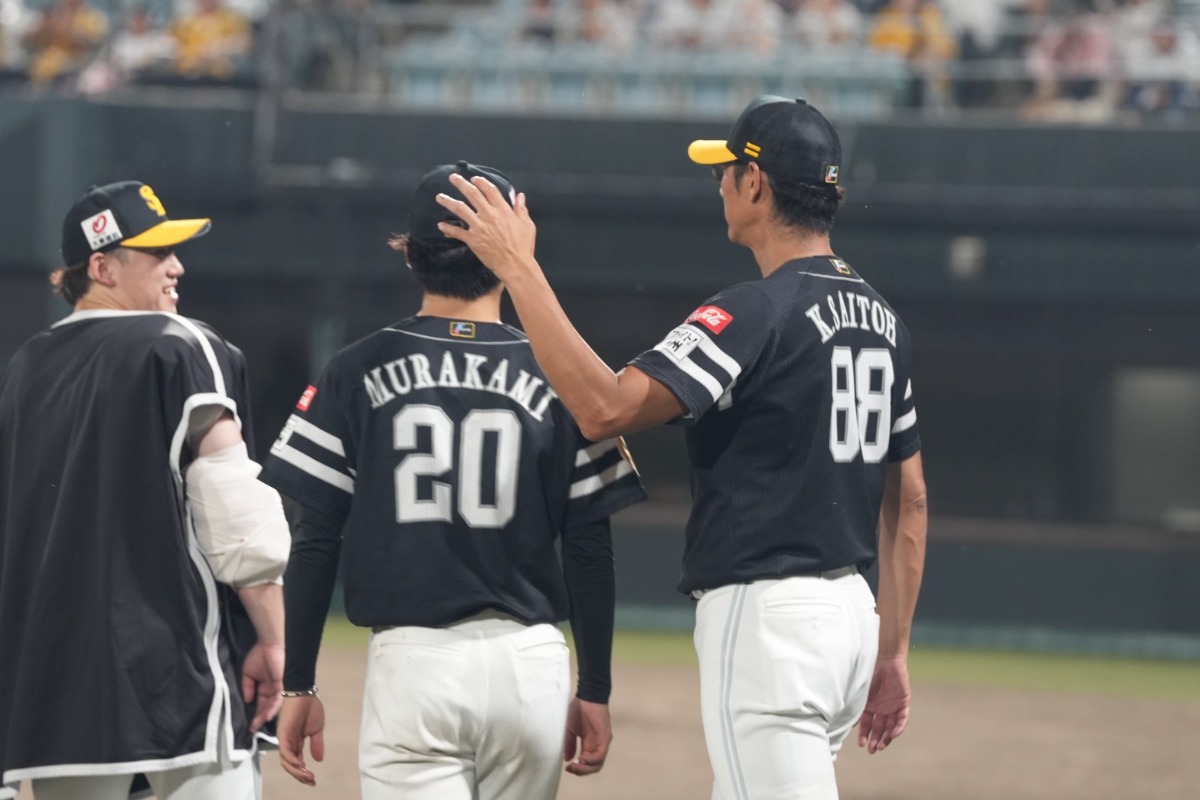 村上泰斗（左）と斉藤和巳2軍監督【写真：森大樹】