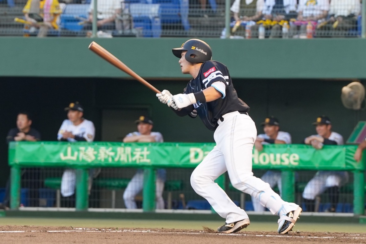 第2打席で復帰後初安打を放った山本祐大【写真：森大樹】