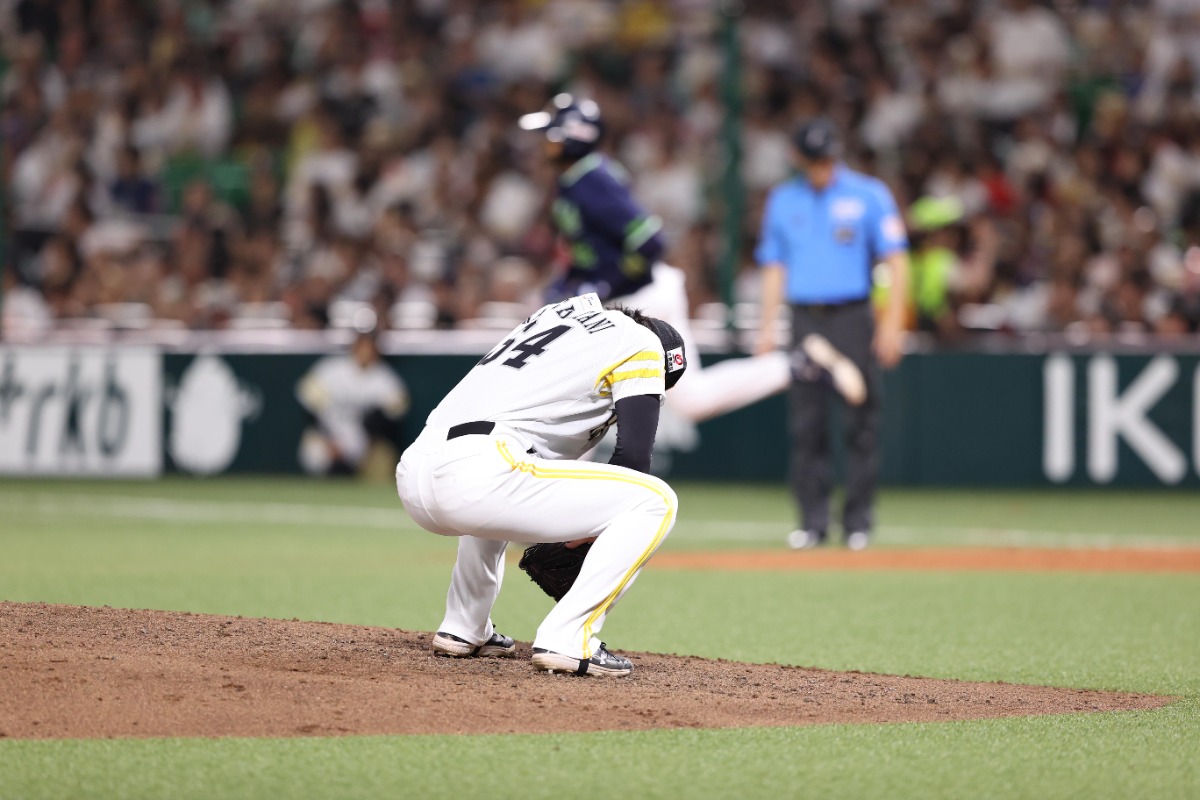 6月14日のヤクルト戦で被弾しマウンドでうなだれる上茶谷大河【写真：栗木一考】