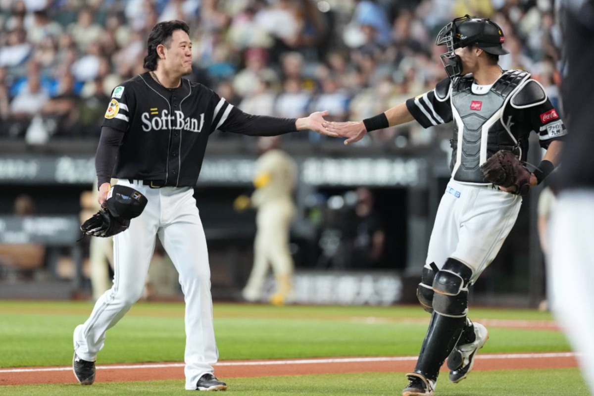 上茶谷大河（左）とタッチを交わす渡邉陸【写真：井上学】