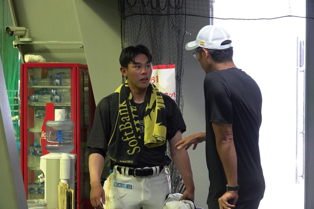 斉藤和巳2軍監督と話す宇野真仁朗【写真：竹村岳】