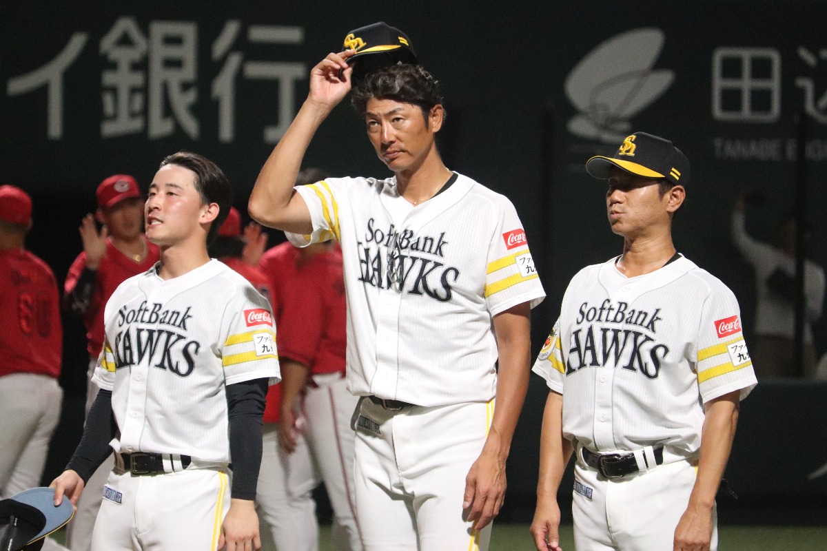 スタンドに挨拶する斉藤和巳2軍監督（中央）【写真：飯田航平】