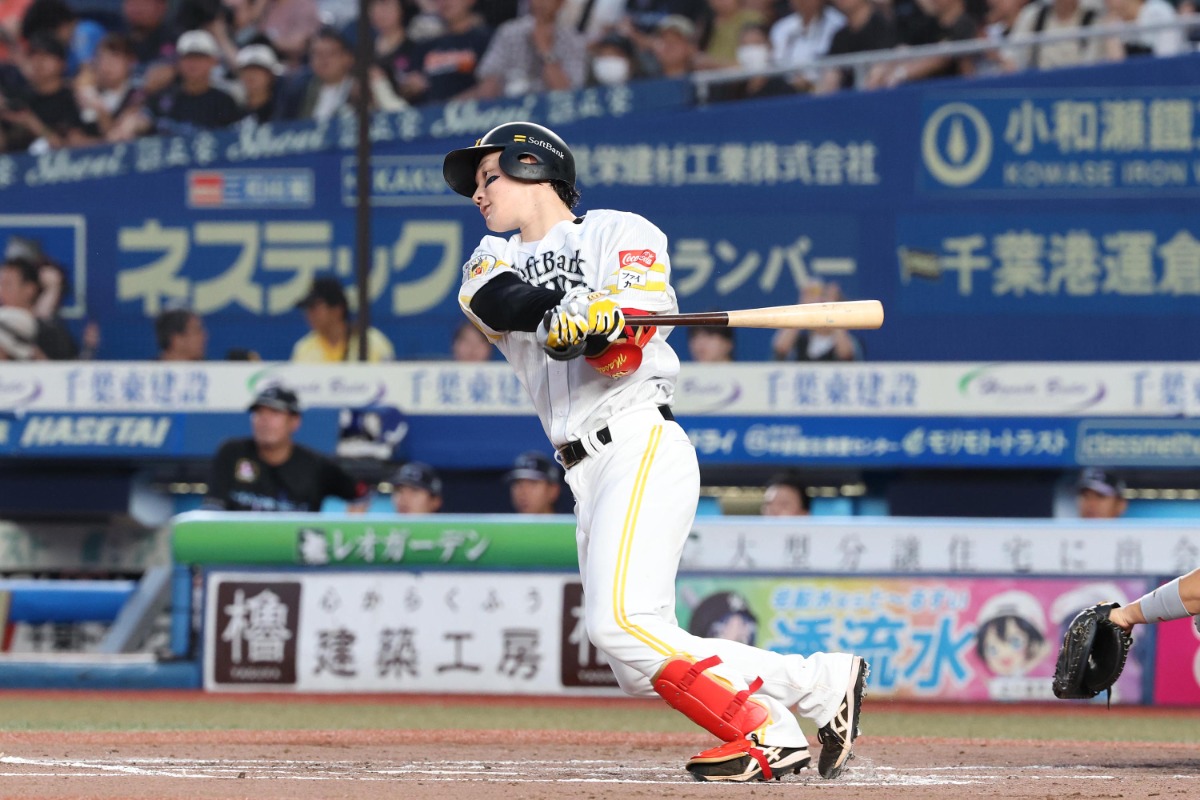 2試合ぶりにスタメン復帰し二塁打を放つ正木智也【写真：栗木一考】