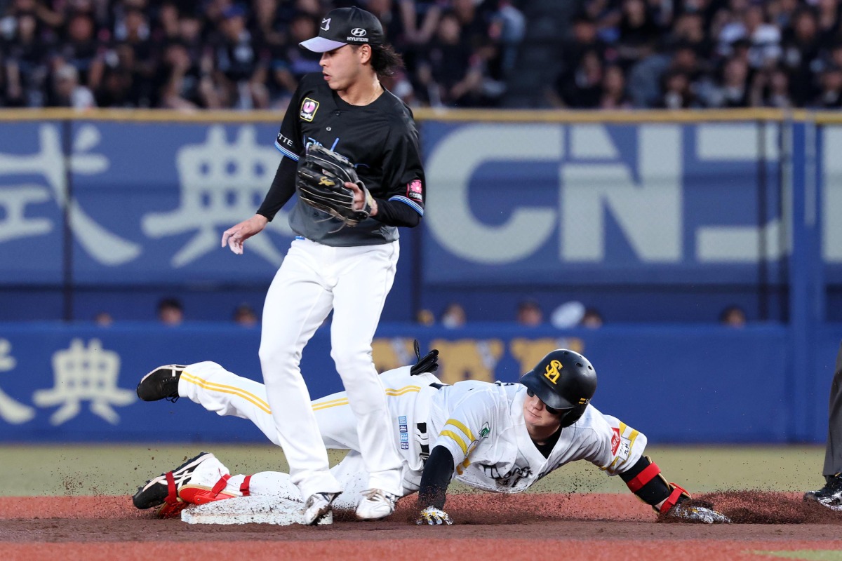 二塁に滑り込む正木智也【写真：栗木一考】