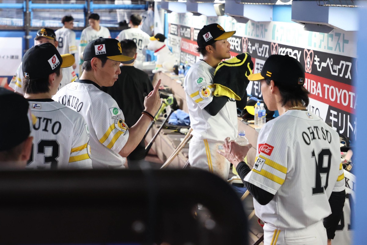 大津に対して人差し指を立て、声をかける小久保裕紀監督【写真：栗木一考】