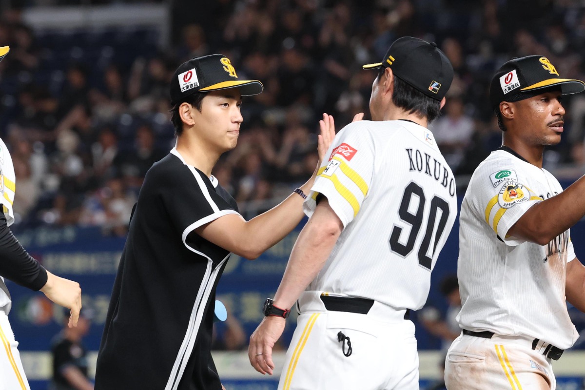 小久保裕紀監督とハイタッチする前田悠伍【写真:栗木一考】