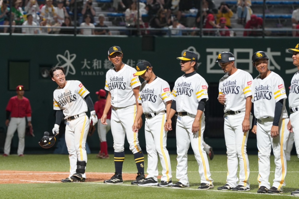 サヨナラ勝ちを収め、ファンにあいさつするホークスナイン【写真：森大樹】