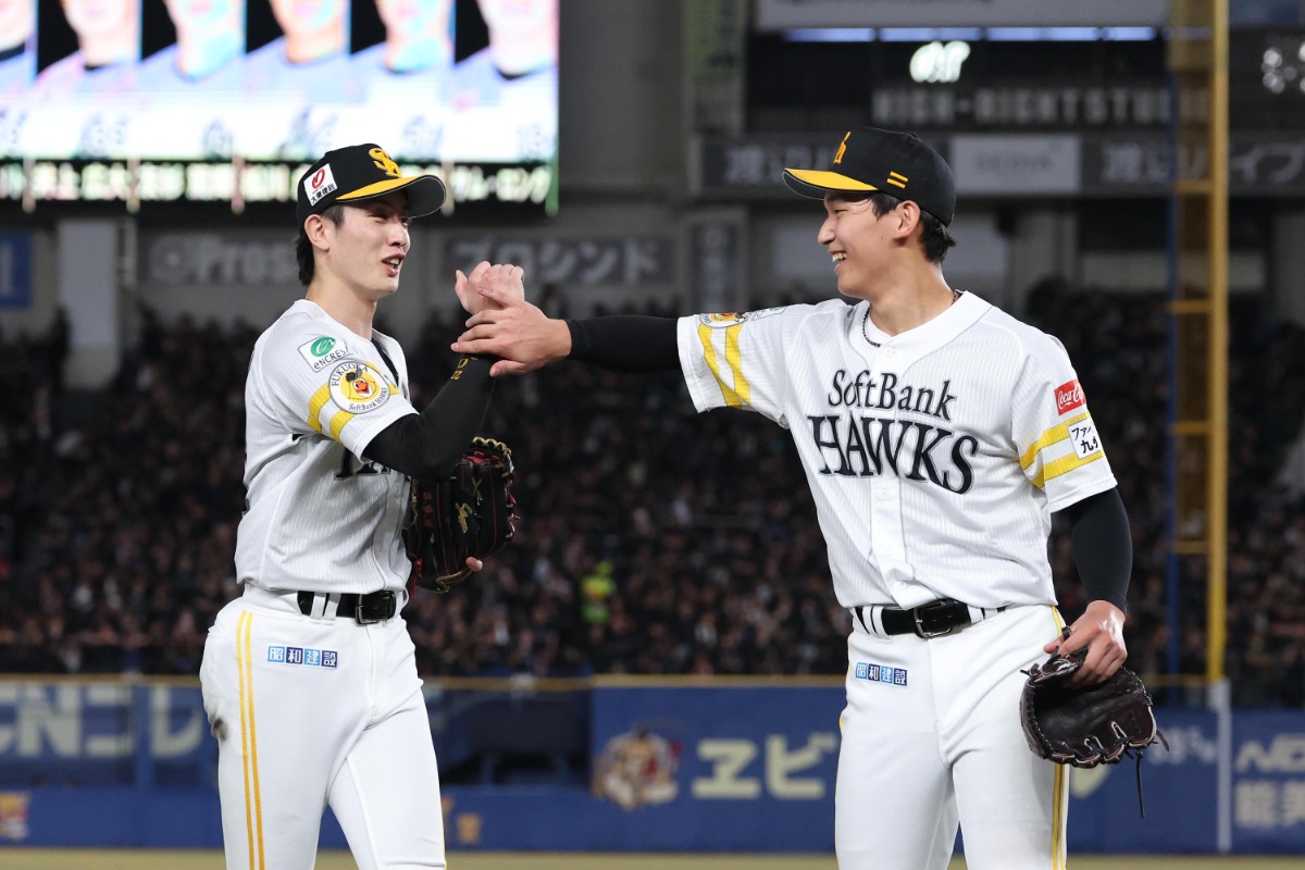 ハイタッチを交わす前田悠伍と周東佑京【写真：栗木一考】