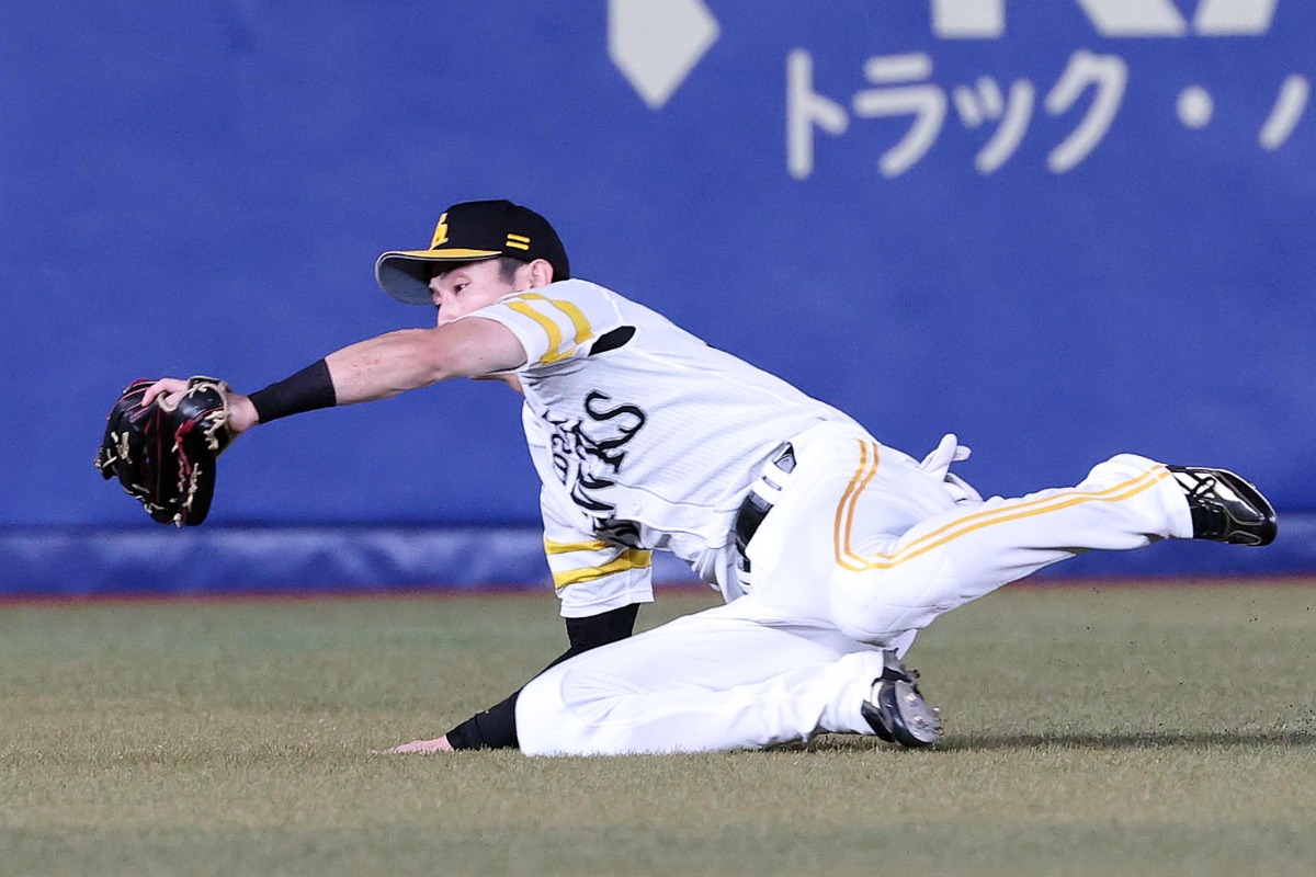 周東佑京が見せたファインプレー【写真：栗木一考】
