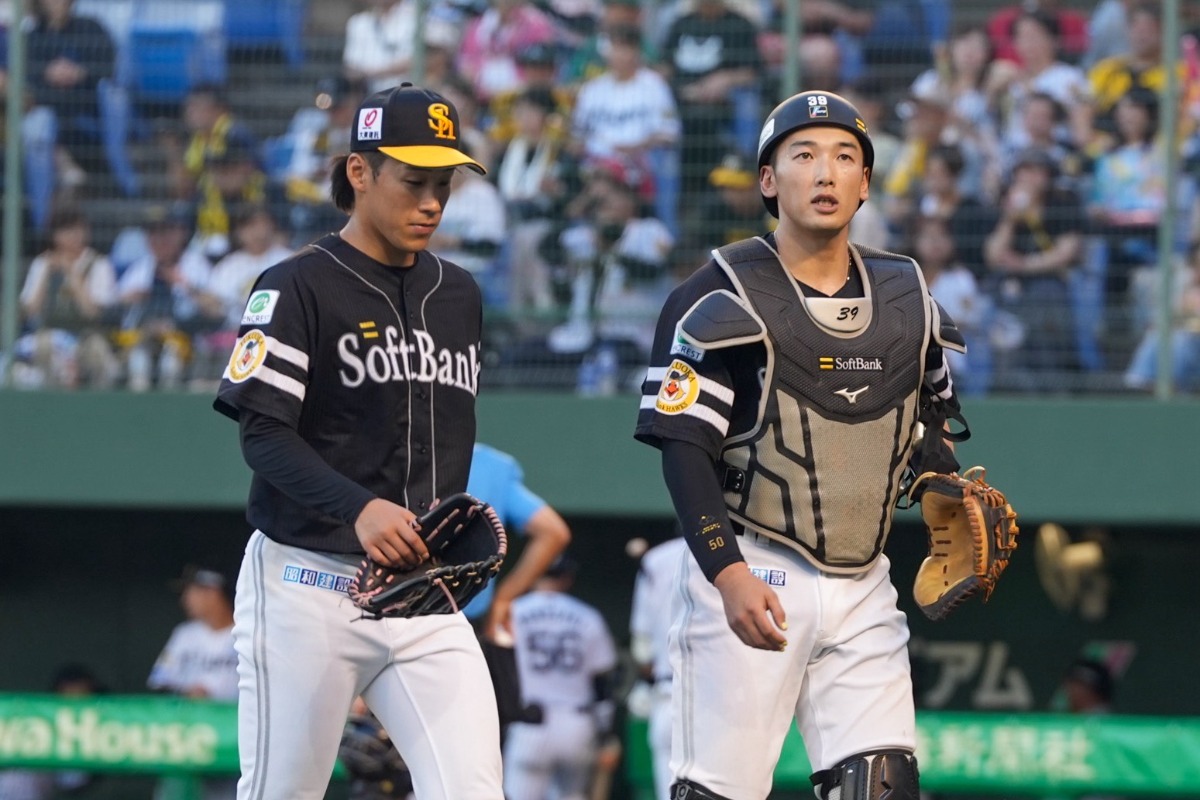 ベンチへ戻る時に言葉を交わす山本祐大（右）と岩崎峻典【写真：森大樹】