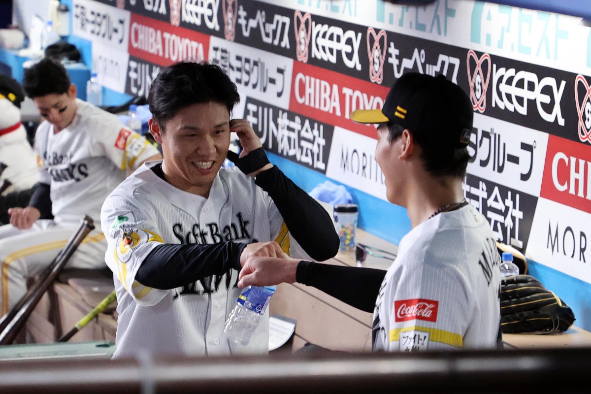 海野隆司とグータッチを交わす前田悠伍【写真:栗木一考】