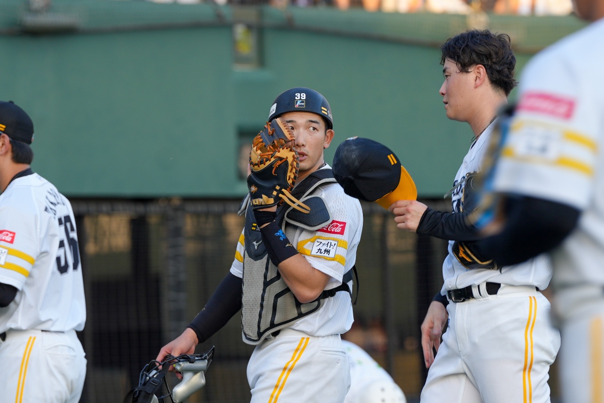 先発した前田純と言葉を交わす山本祐大【写真：森大樹】