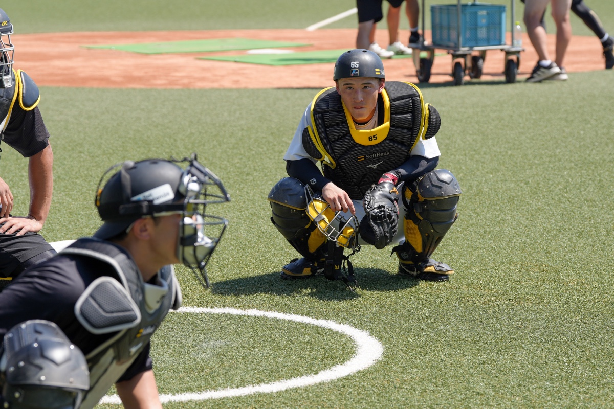 山本祐大の練習を見つめる藤田悠太郎【写真：森大樹】
