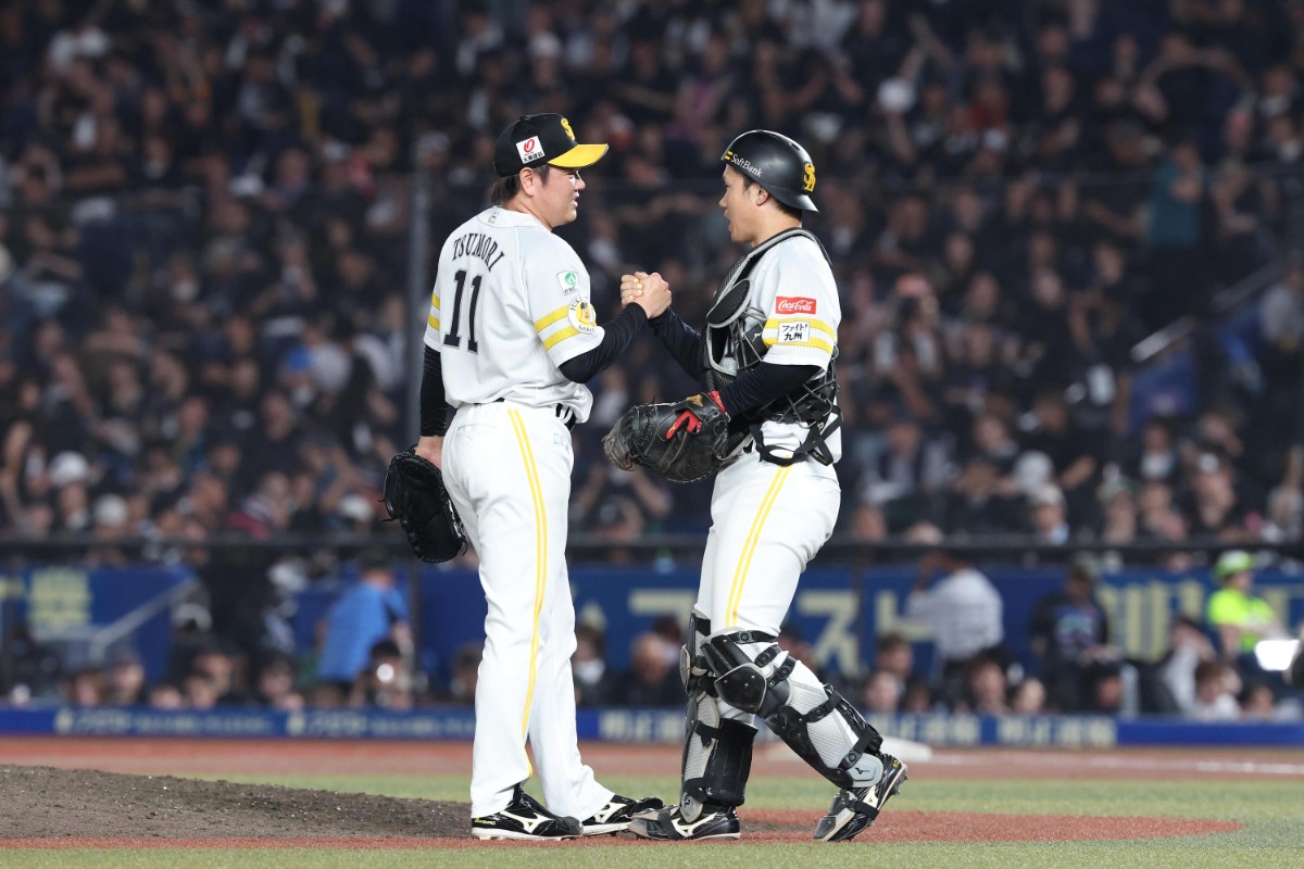 9回を抑えた津森宥紀(左)と海野隆司【写真:栗木一考】