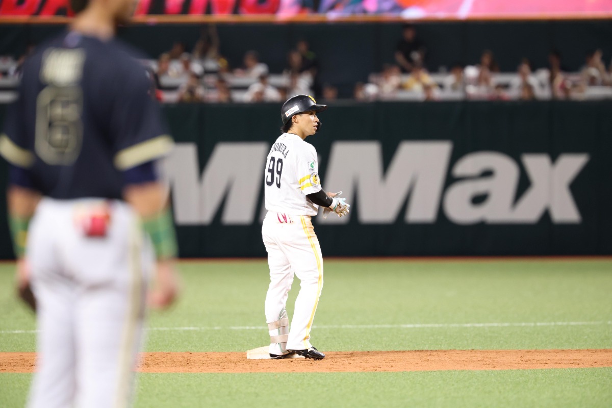 適時二塁打を放った野村勇【写真：栗木一考】