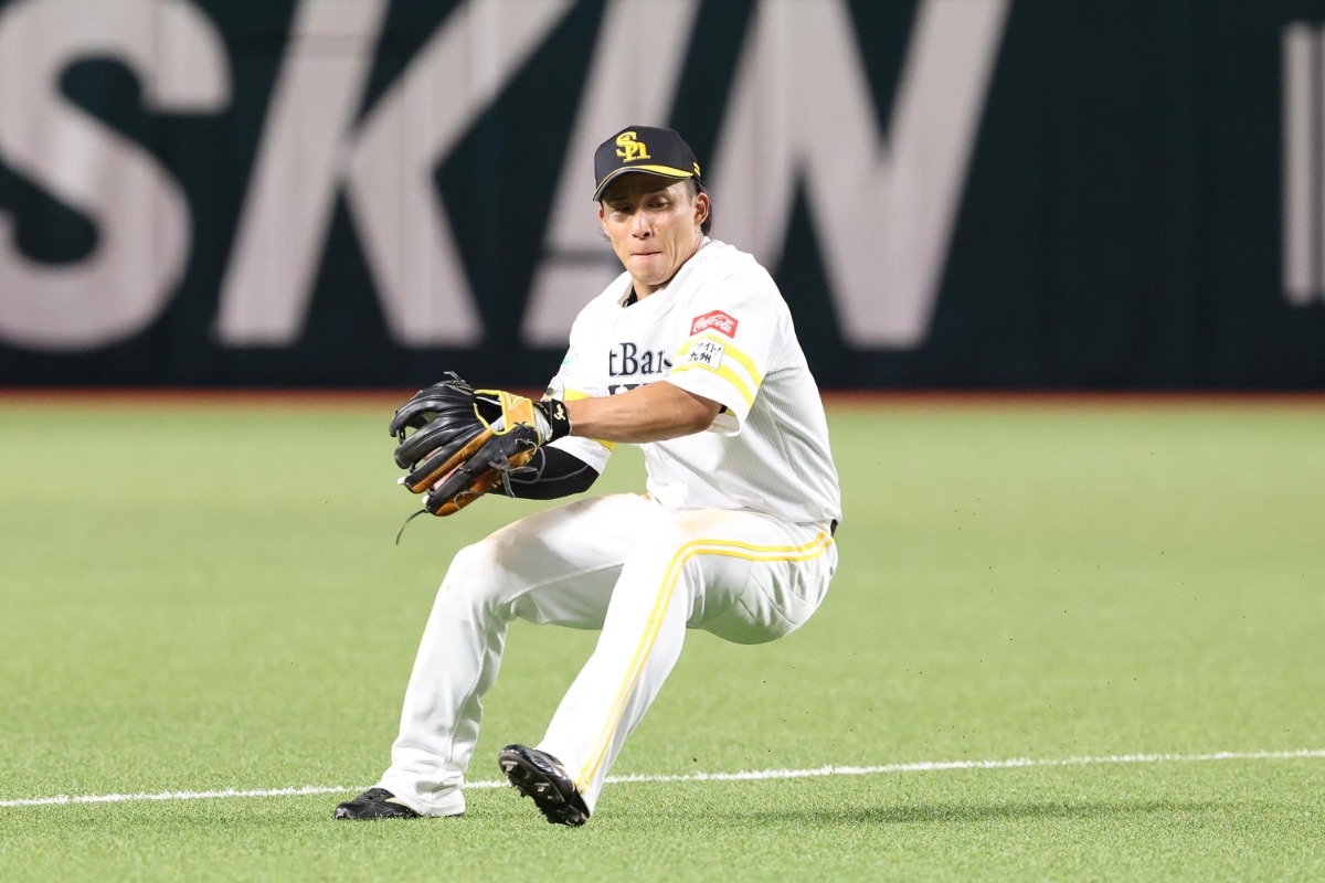 遊ゴロを処理する野村勇【写真：栗木一考】