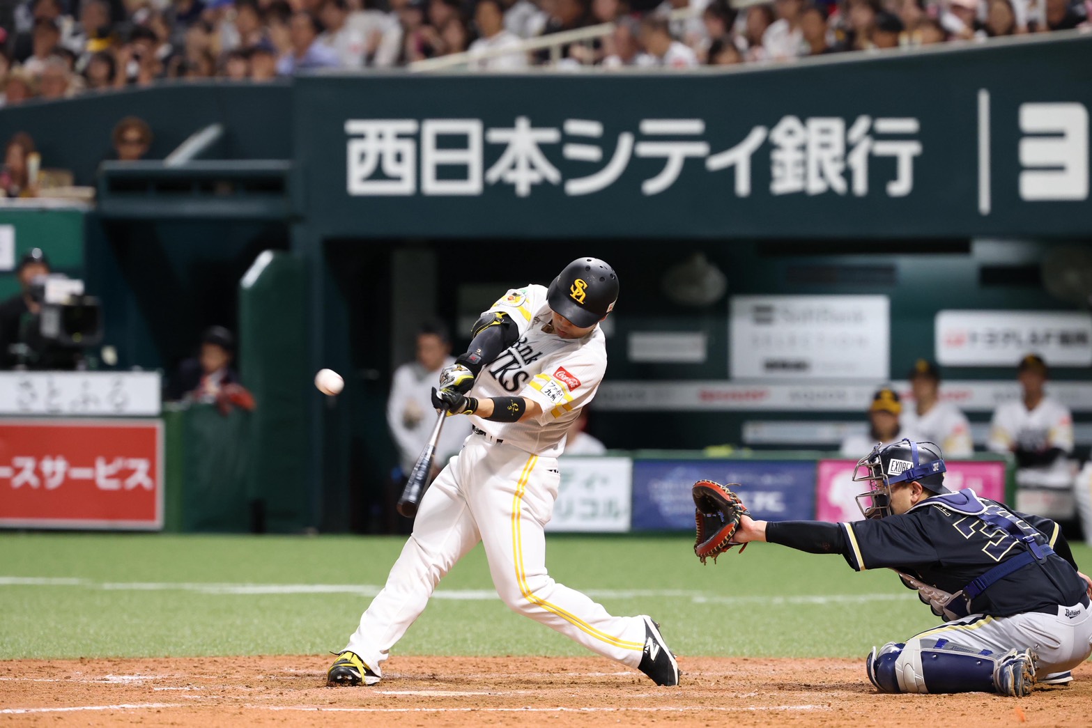 2回裏、2ランを放つ近藤健介