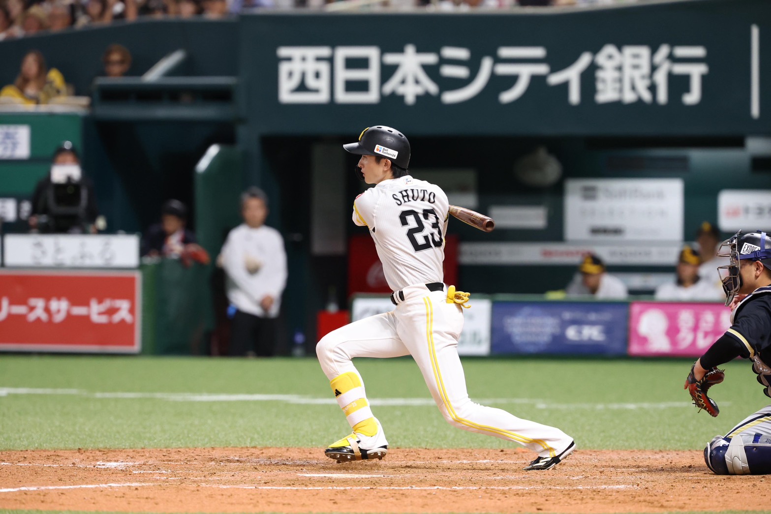 4回裏、安打を放つ周東佑京