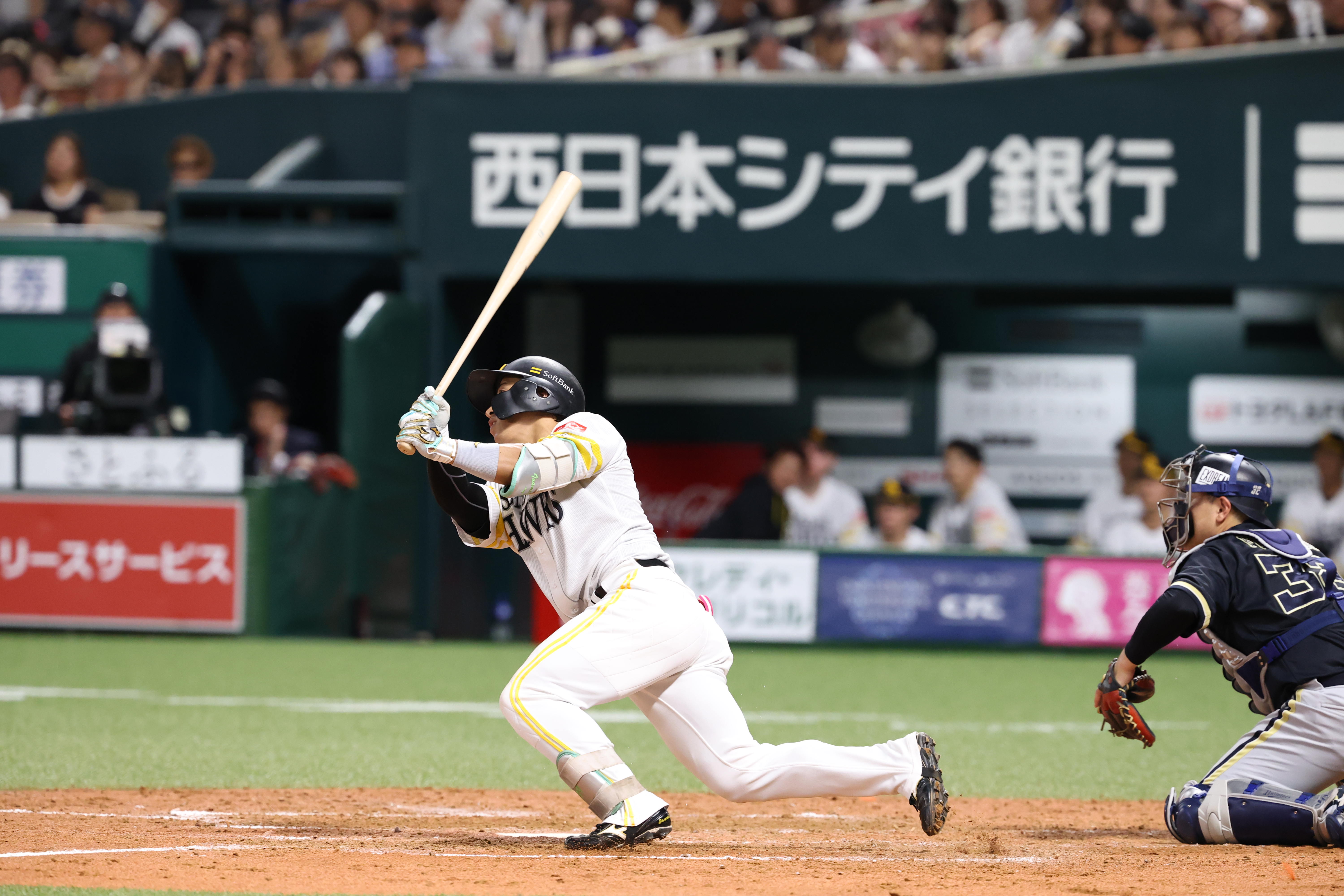 4回裏、適時二塁打を放つ野村勇