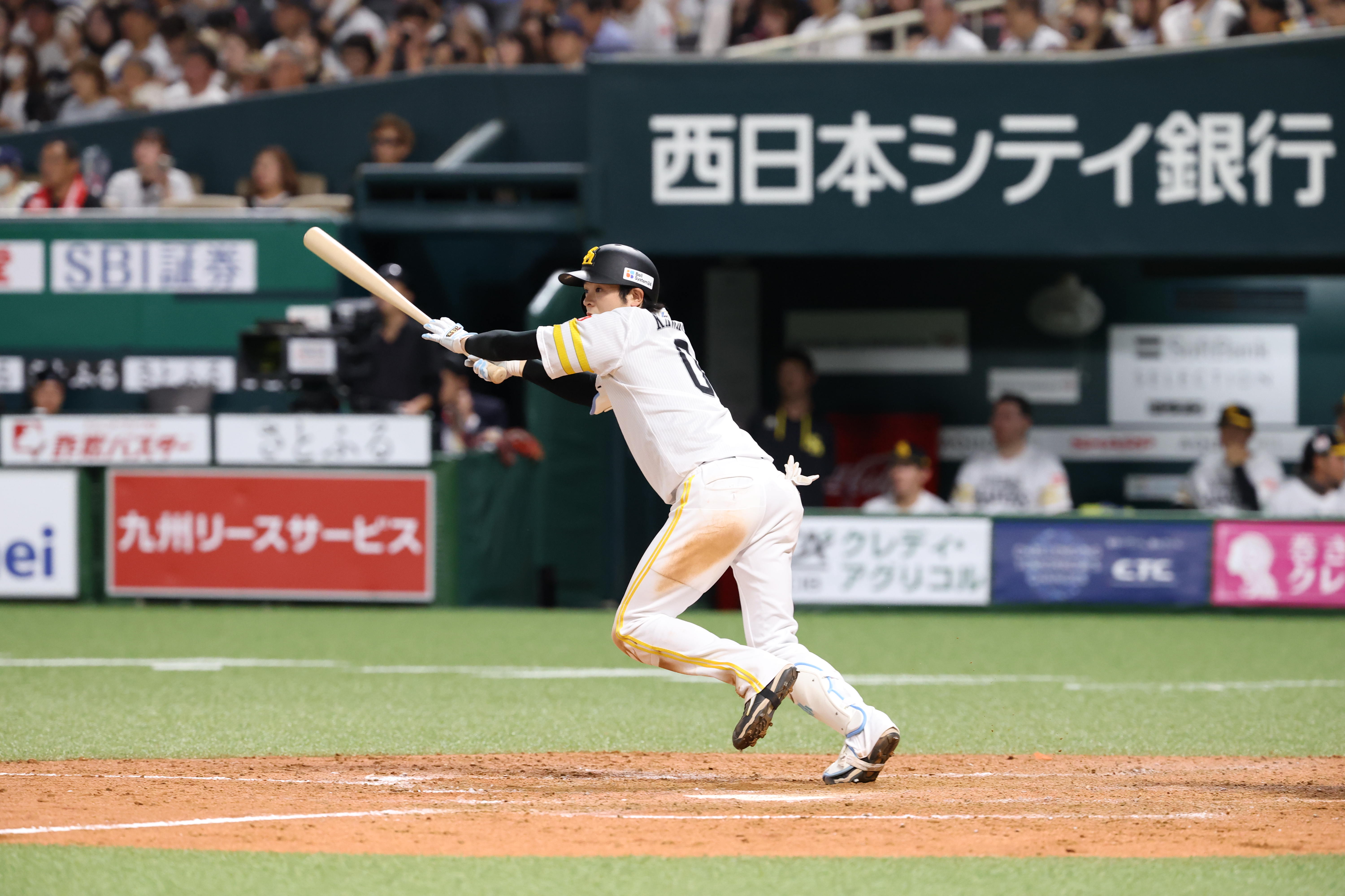 4回裏、適時二塁打を放つ川瀬晃