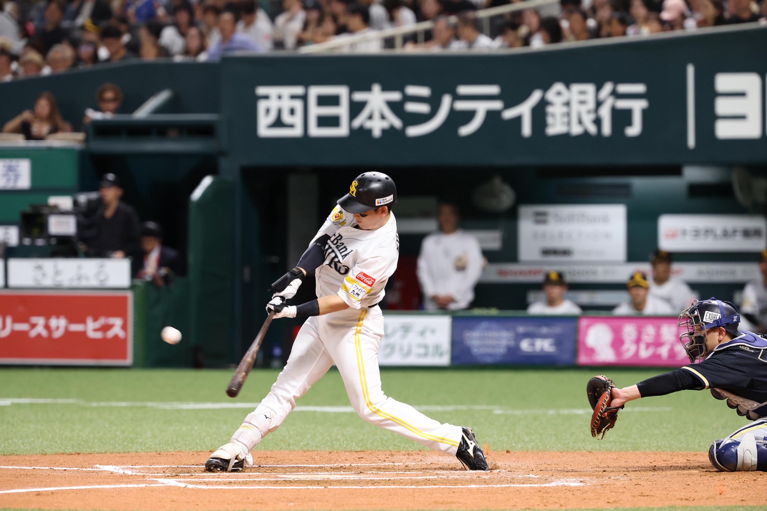 6回裏、ソロ本塁打を放つ栗原陵矢