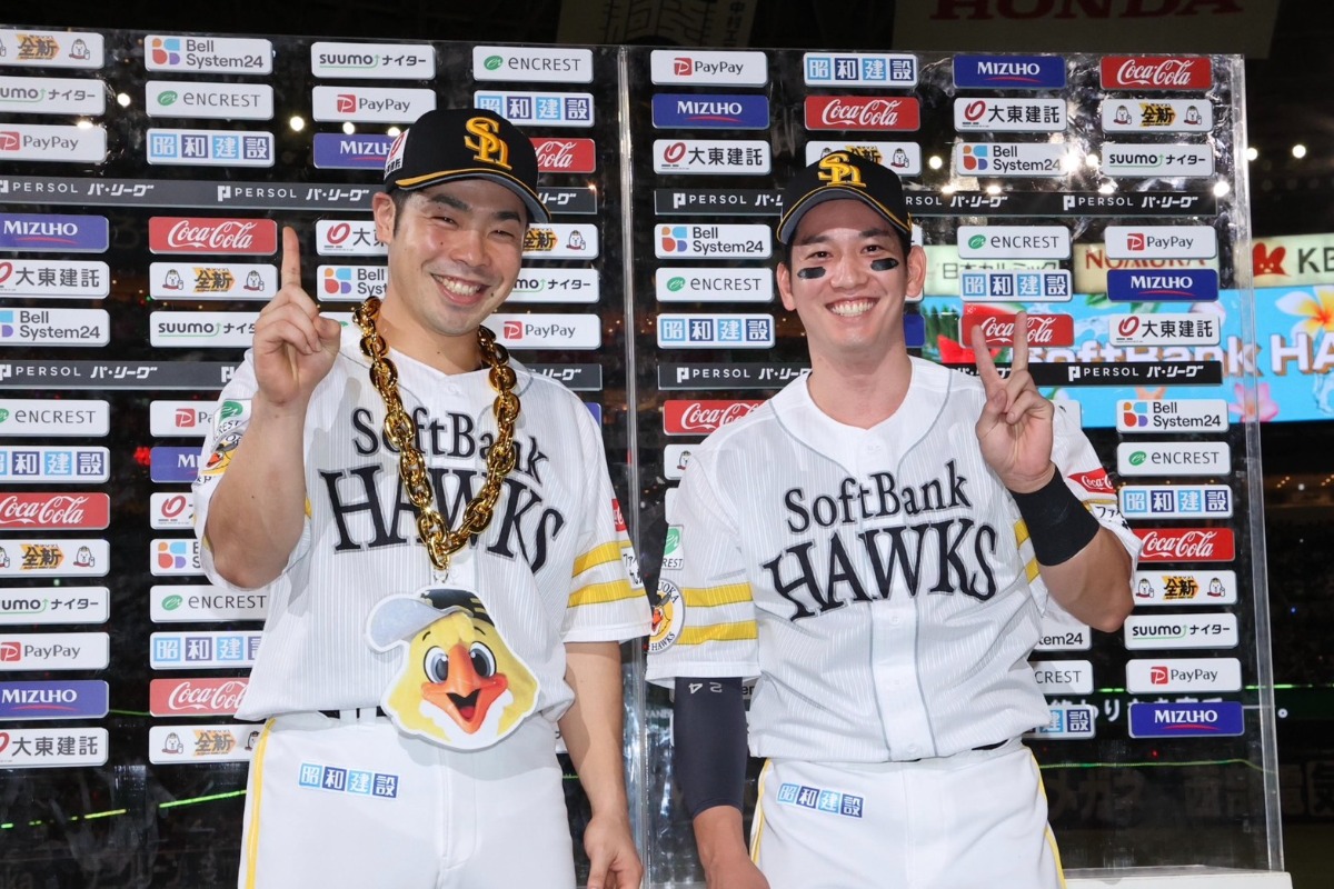 ヒーローインタビューに応じる近藤健介と栗原陵矢【写真：栗木一考】