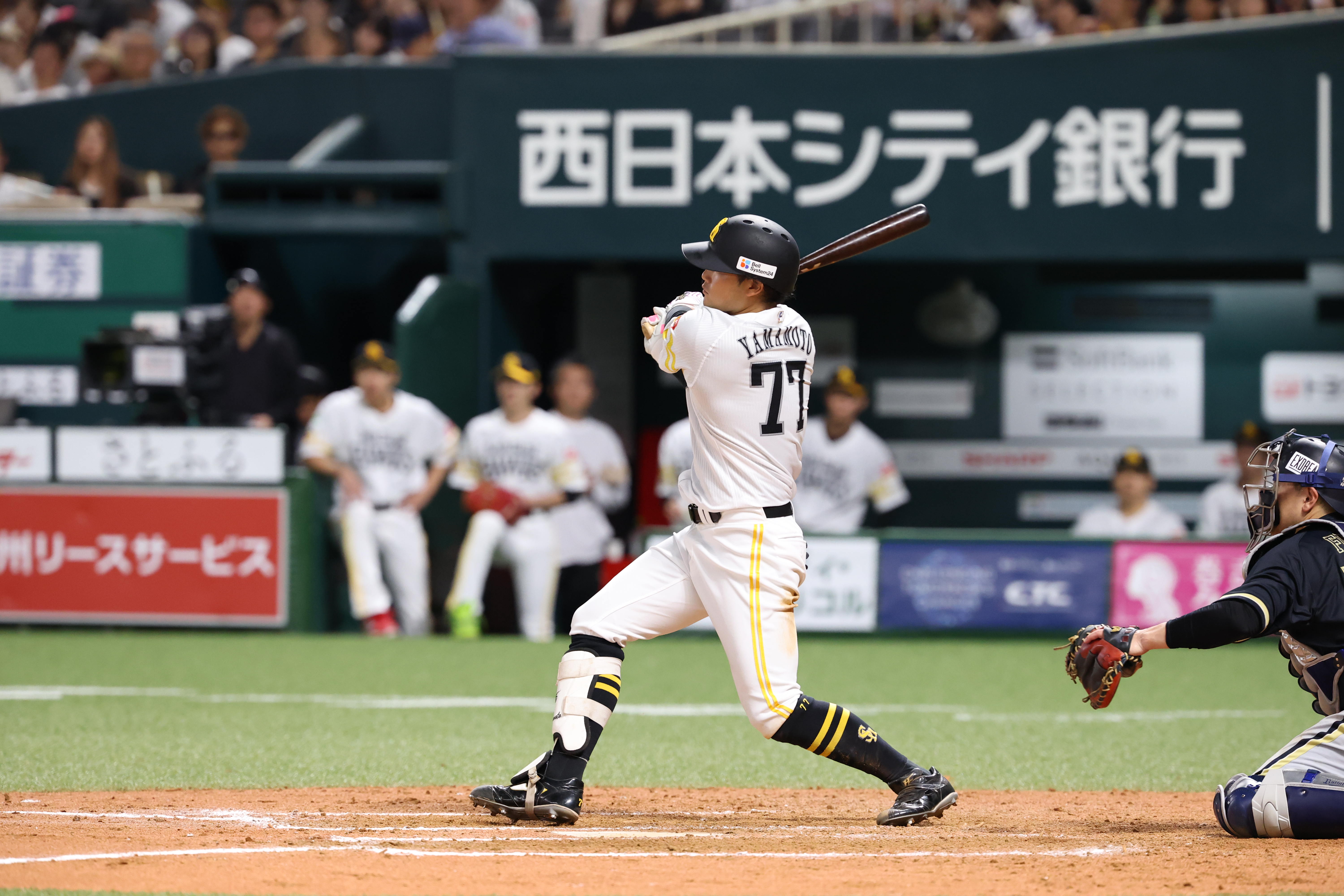 8回裏、3ランを放つ山本恵大