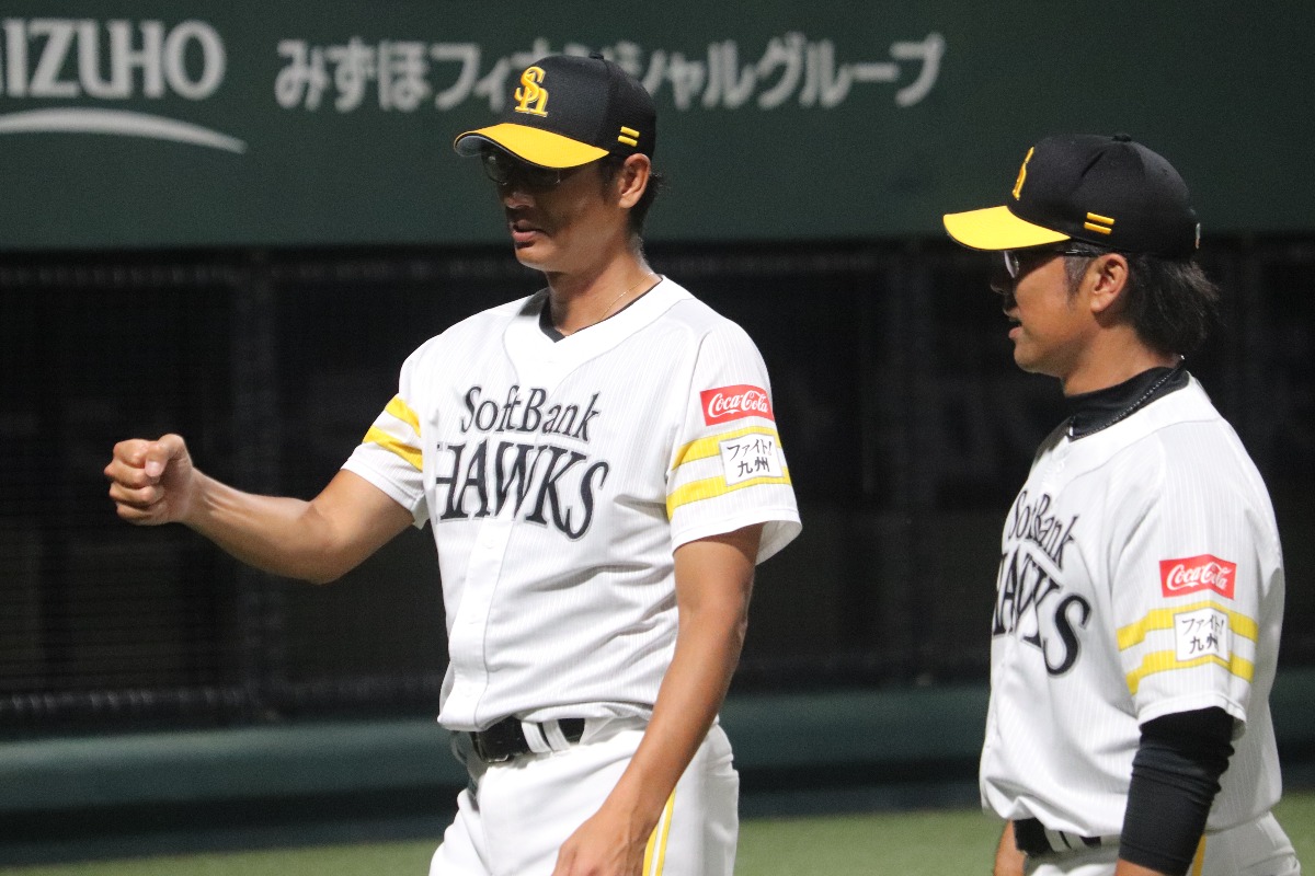 斉藤和巳2軍監督(左）と高谷裕亮2軍バッテリーコーチ【写真：飯田航平】