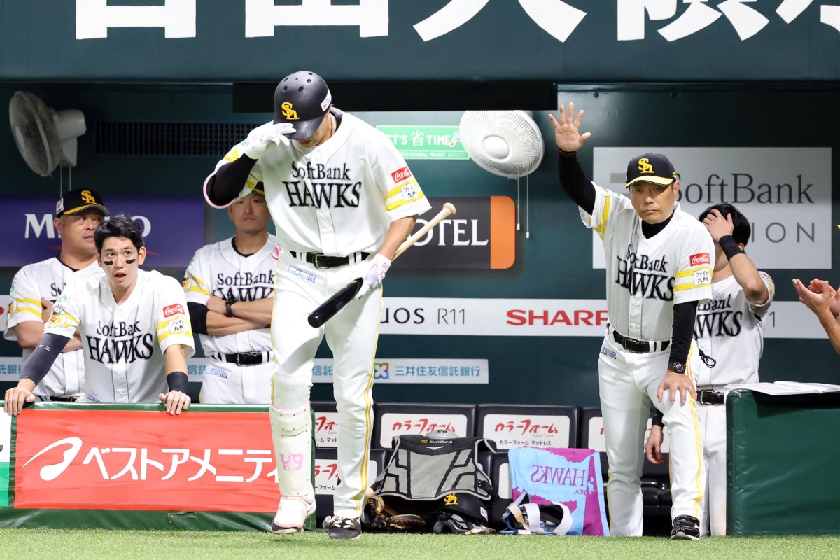 「代打・柳田悠岐」を告げる小久保裕紀監督【写真:栗木一考】